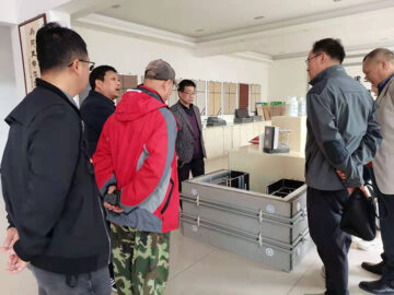 河南省建設(shè)廳科技與標(biāo)準(zhǔn)處康處長(zhǎng)、河南省建筑協(xié)會(huì)段秘書(shū)長(zhǎng)、河南省建筑科學(xué)研究院黃工等一行蒞臨考察